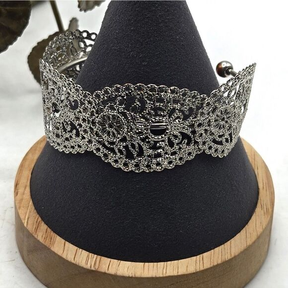 "5/$25" Ornate Lace Filigree Silvertone Cuff Bracelet Sz Average To Large - Picture 6 of 8